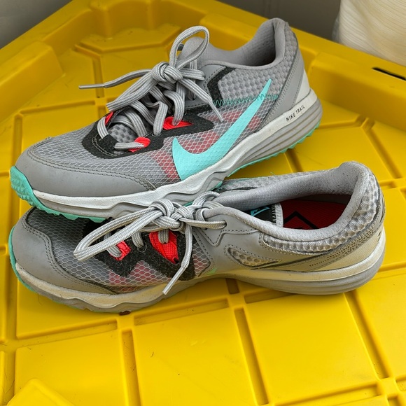 Nike Trail shoes size 9, barely used - Picture 3 of 5